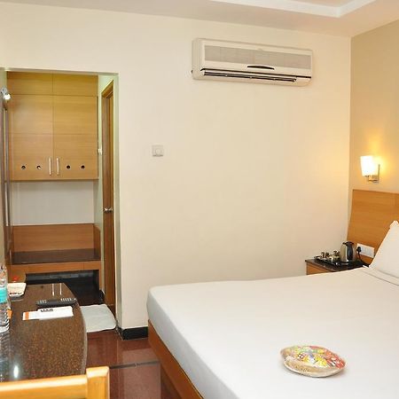 Malles Manotaa Chennai Extérieur photo