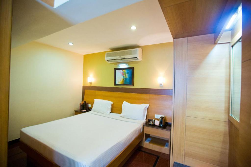 Malles Manotaa Chennai Extérieur photo