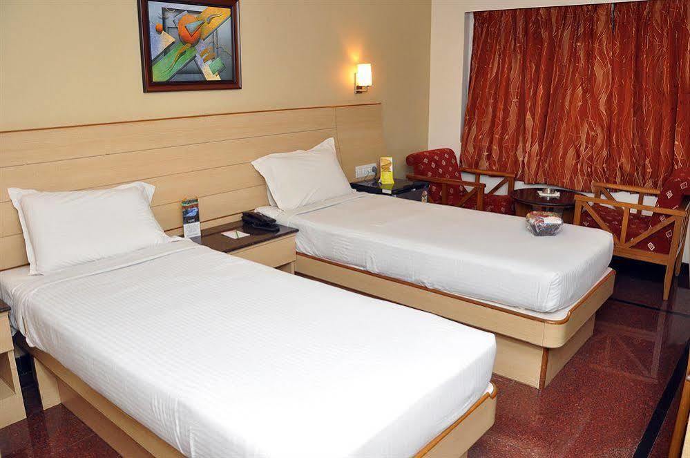 Malles Manotaa Chennai Extérieur photo